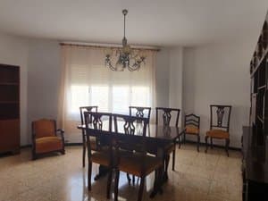 Salón comedor con mesa, sillas y ventanal