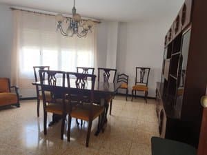 Salón comedor con mueble librería y lámpara de techo