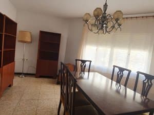 Comedor con mesa larga y estanterías