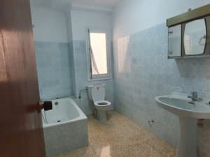 Baño con bañera, inodoro y lavabo