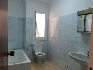 Baño con ventana y armario con espejo