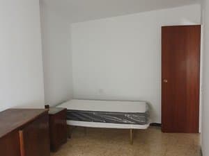 Dormitorio con cama y cómoda
