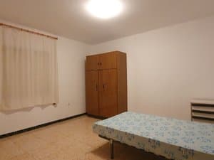 Dormitorio con cama y armario de madera