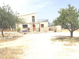 Casa de piedra entre almendros