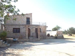 Fachada con porche y escalones de acceso