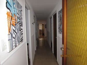 Pasillo largo con cuadros