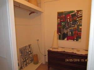 Vestidor con cómoda y cuadro