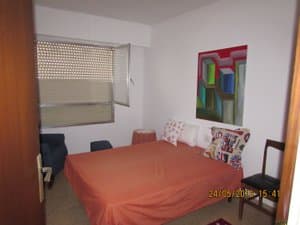 Dormitorio doble con cama y cuadro