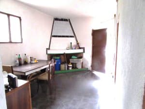Comedor con chimenea, mesa y ventana