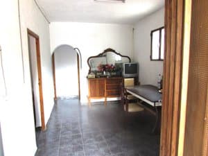 Estancia con tocador, espejo y arco