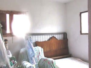 Dormitorio con cama y ventana