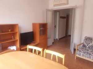 Salón con aire acondicionado y puerta al pasillo