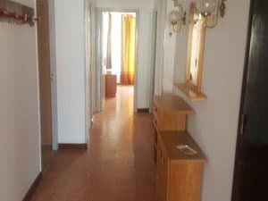 Pasillo con mueble y espejo