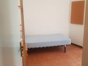 Dormitorio con cama individual