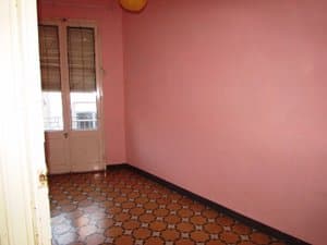 Dormitorio de paredes rosas con puerta al balcón
