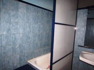 Baño con bañera y mampara