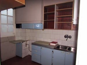 Cocina con fregadero doble y estantes