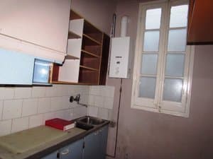 Cocina con calentador y ventana