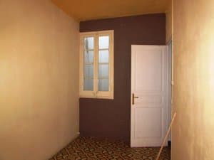 Estancia con ventana y puerta blanca