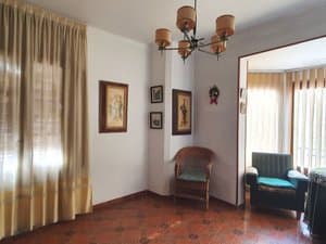 Comedor con butacas, cuadros y mirador