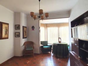 Comedor con mesa camilla junto al mirador