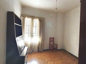 Dormitorio con mueble y ventana