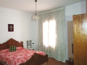Dormitorio con cama de matrimonio y armario