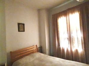 Dormitorio con cama y ventana
