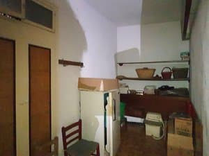 Estancia auxiliar con estantes y armarios
