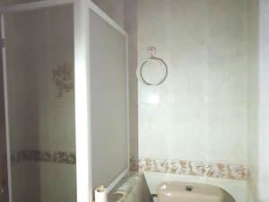 Baño con bañera y mampara