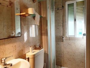 Baño con lavabo, inodoro y ducha