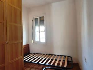 Dormitorio con armario y somier