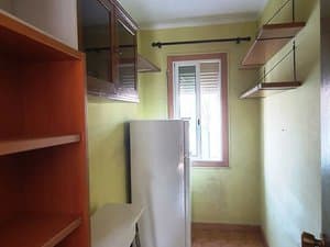 Estancia con frigorífico y estantes