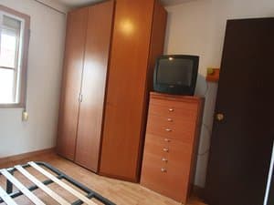 Dormitorio con armario y cómoda