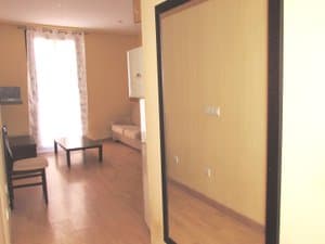 Salón con espejo, mesa baja y ventanal