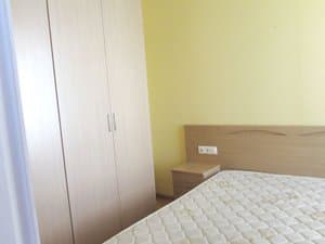 Dormitorio con armario y cama