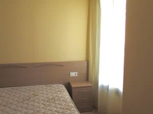 Dormitorio con cabecero de madera y ventana