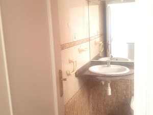Baño con lavabo sobre encimera y espejo