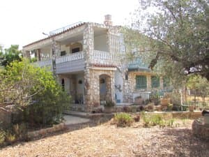 Casa de piedra con jardín delantero