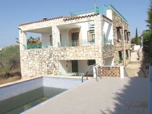 Piscina junto a la casa de piedra
