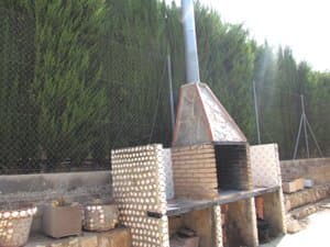 Barbacoa de obra junto al seto