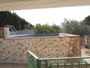 Piscina con muro de mosaico
