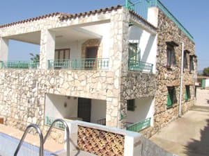 Casa de piedra con terrazas y piscina