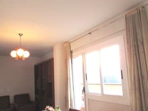 Salón con ventanal a la terraza