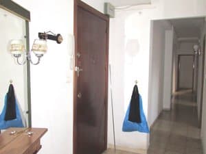 Recibidor con puerta de entrada y pasillo