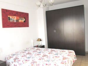 Dormitorio doble con armario oscuro y cuadro