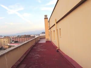 Terraza larga con vistas a la ciudad