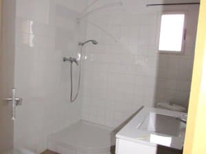 Baño con ducha y lavabo