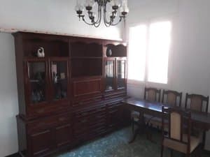 Comedor con mueble vitrina, mesa y ventana