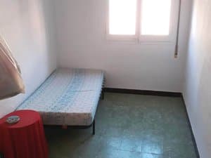 Dormitorio con cama individual y ventana